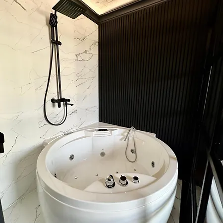 Chic Jacuzzi - Old Town Apartament