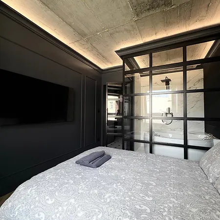 Chic Jacuzzi - Old Town Apartament *